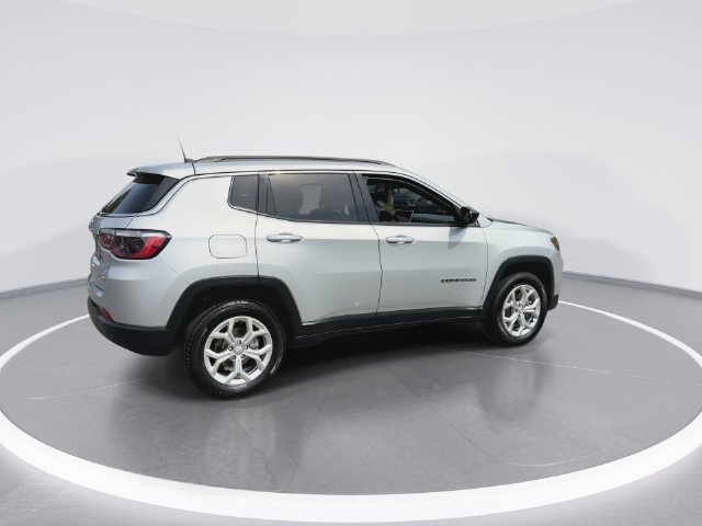 Used 2024 Jeep Compass Latitude AWD/4WD image 9