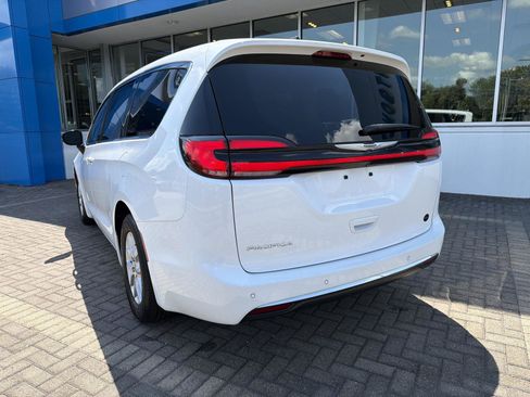 Used 2024 Chrysler Pacifica Touring-L FWD image 3