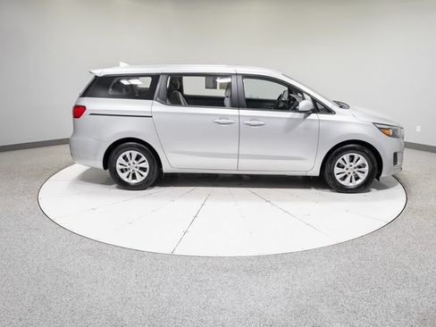 Used 2018 Kia Sedona L FWD image 4