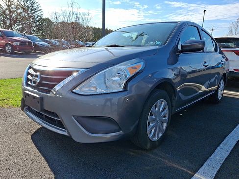 Used 2019 Nissan Versa SV image 3