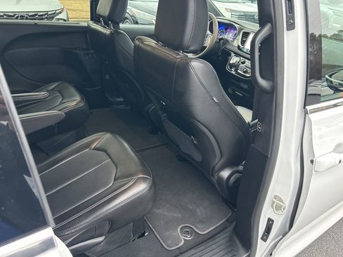 Used 2025 Chrysler Pacifica Select image 35