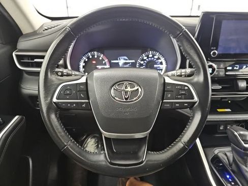 Used 2023 Toyota Highlander XLE AWD/4WD image 18