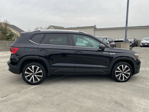 Certified 2024 Volkswagen Taos SE image 2