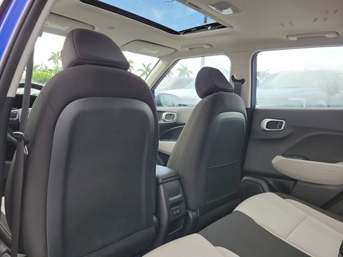 Used 2025 Hyundai Venue SEL FWD image 14