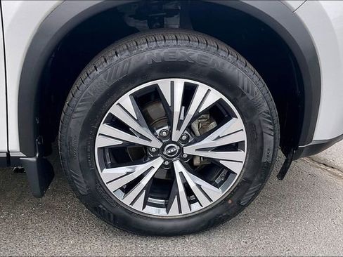Used 2022 Nissan Rogue SV FWD image 9