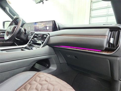 Used 2025 Nissan Armada Platinum Reserve image 48