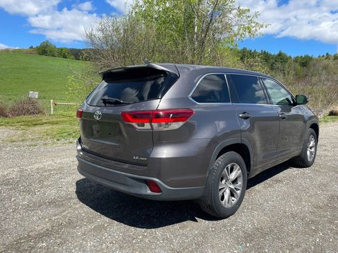 Used 2017 Toyota Highlander Plus AWD/4WD image 5