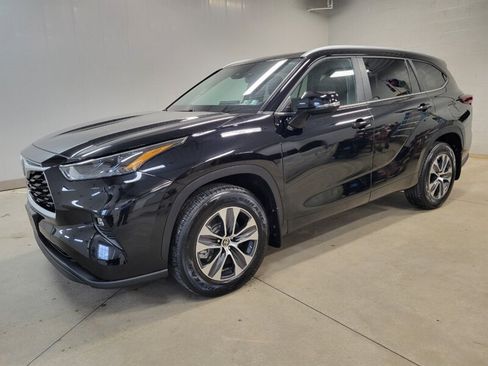 Used 2024 Toyota Highlander XLE AWD/4WD image 3