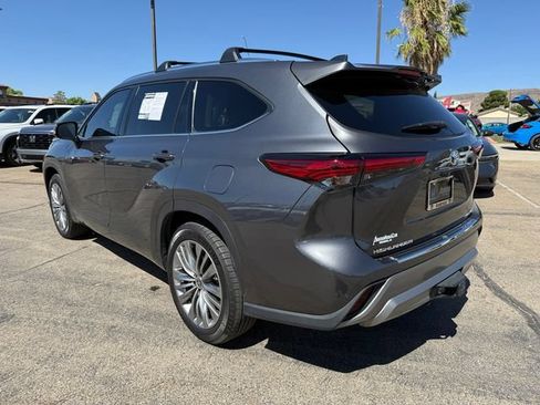 Used 2021 Toyota Highlander Platinum FWD image 9