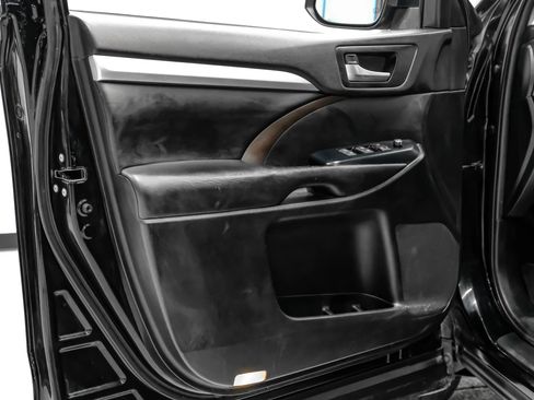 Used 2019 Toyota Highlander XLE FWD image 41