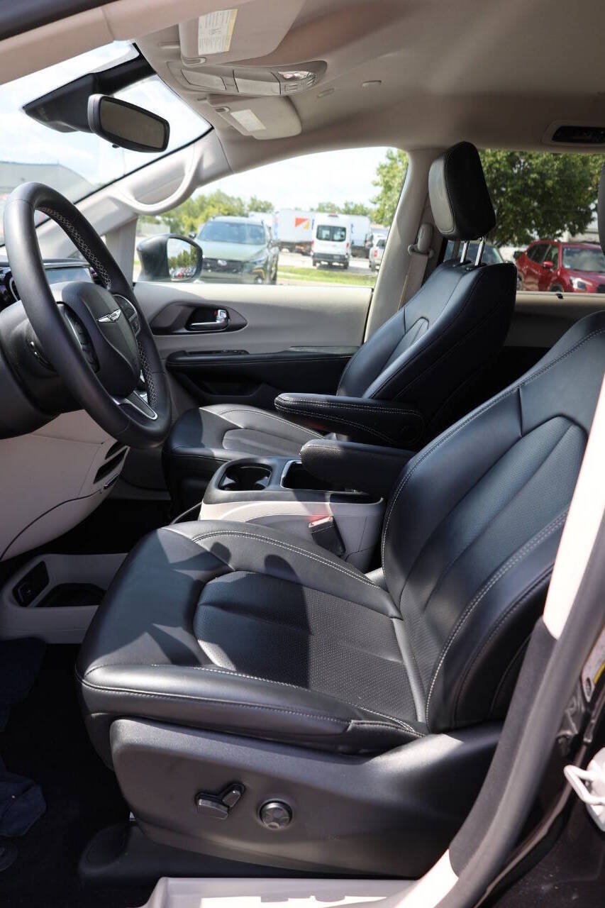 Used 2023 Chrysler Pacifica Touring-L FWD image 13