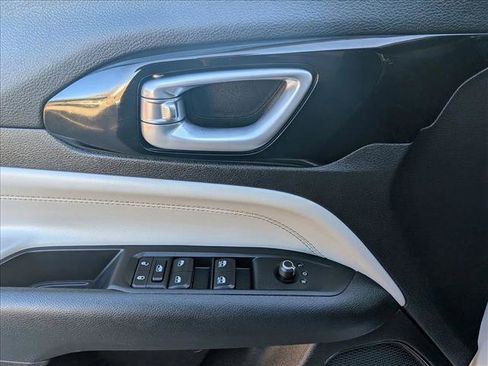 Used 2022 Jeep Compass Limited image 12