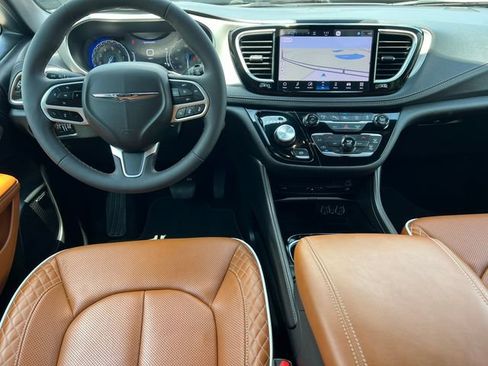 Used 2024 Chrysler Pacifica Pinnacle AWD/4WD image 2