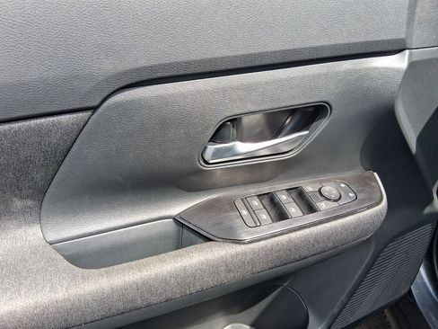 Used 2025 Nissan Kicks SV w/ Charging Package FWD image 14