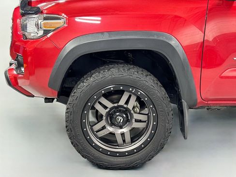 Used 2020 Toyota Tacoma TRD Off-Road image 12
