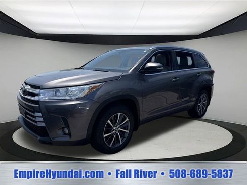 Used 2018 Toyota Highlander XLE AWD/4WD image 1
