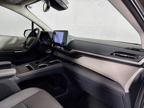 Used 2023 Toyota Sienna XLE FWD image 31
