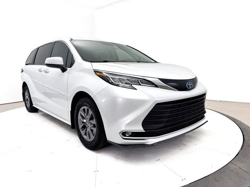 Used 2023 Toyota Sienna XLE w/ Protection Package (TMS) FWD image 12
