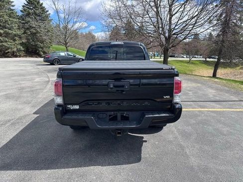 Used 2022 Toyota Tacoma TRD Off-Road w/ TRD Premium Off Road Package image 4