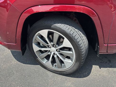 Used 2019 Jeep Cherokee Overland w/ Technology Group AWD/4WD image 5