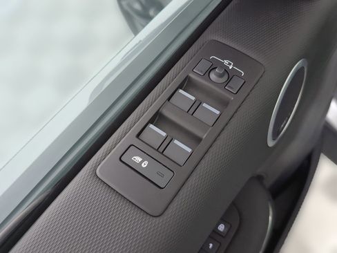 Certified 2025 Land Rover Discovery Dynamic SE image 11