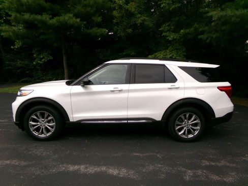 Used 2023 Ford Explorer XLT w/ Equipment Group 202A AWD/4WD image 6