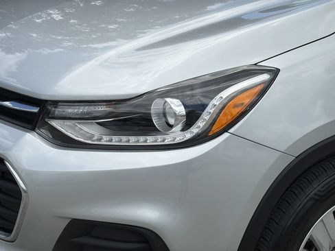 Used 2022 Chevrolet Trax LT w/ LT Convenience Package FWD image 6