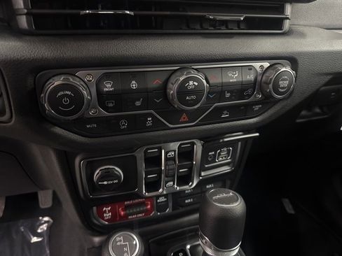 Used 2025 Jeep Gladiator Willys image 12
