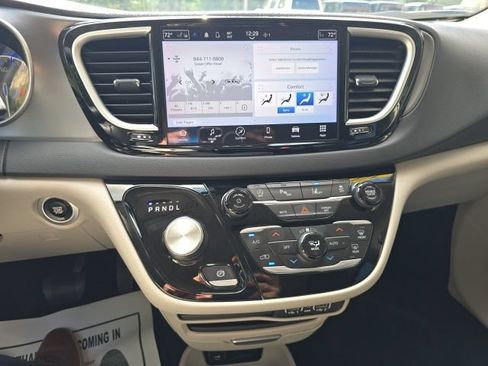 Used 2023 Chrysler Pacifica Touring-L FWD image 18