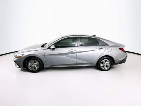 Used 2025 Hyundai Elantra SE FWD image 4