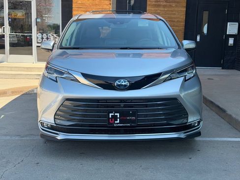 Used 2023 Toyota Sienna Platinum AWD/4WD image 4