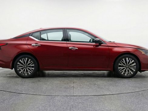 Used 2025 Nissan Altima 2.5 SV image 11