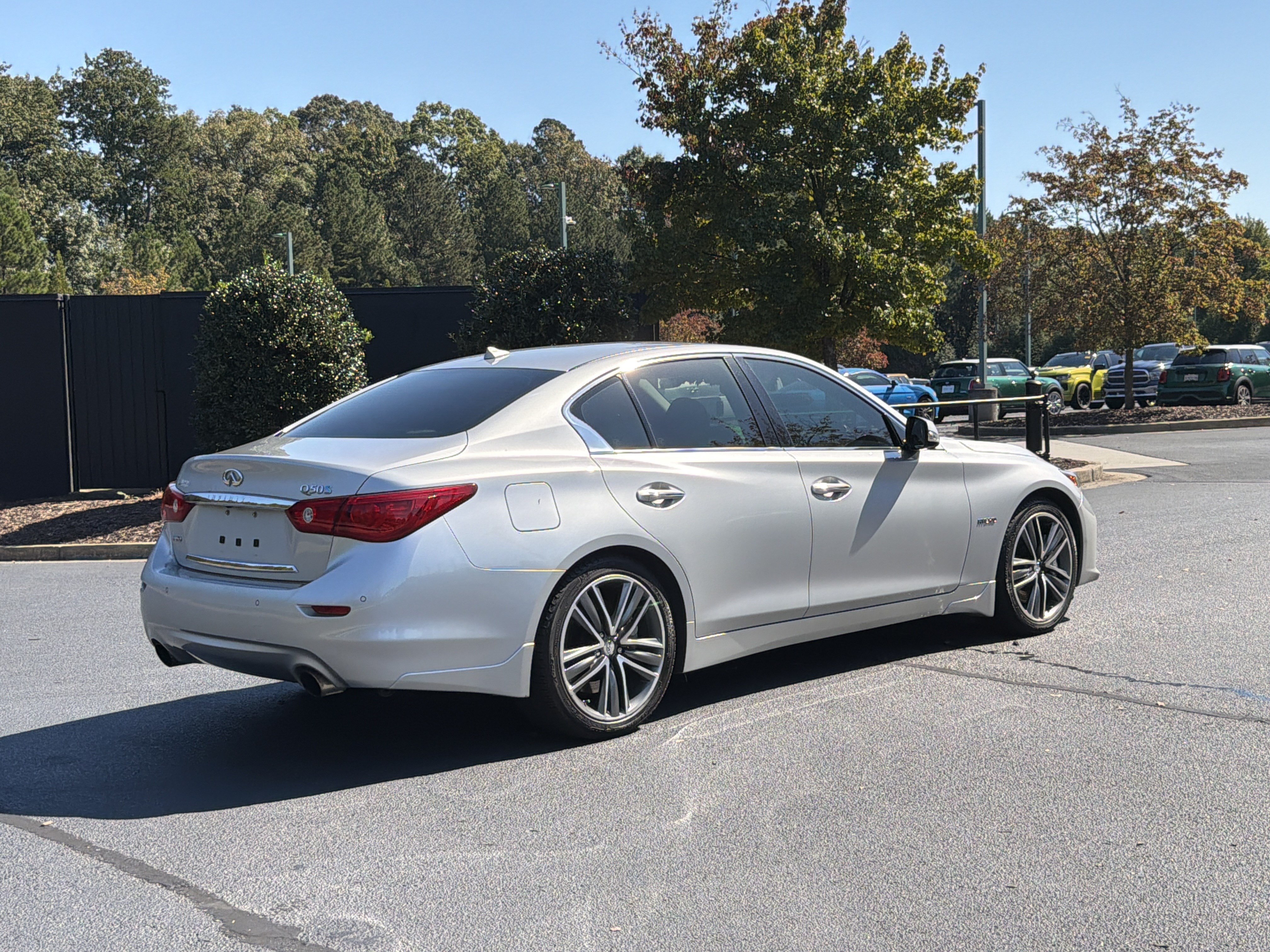 Used 2015 INFINITI Q50 Hybrid AWD w/ Deluxe Technology Package image 3
