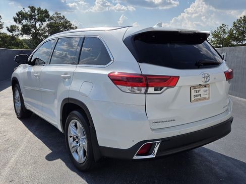 Used 2017 Toyota Highlander Limited FWD image 3