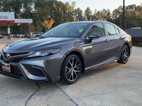 Used 2023 Toyota Camry SE image 2