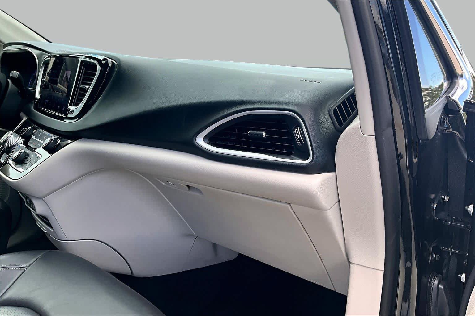 Used 2023 Chrysler Pacifica Touring-L FWD image 17