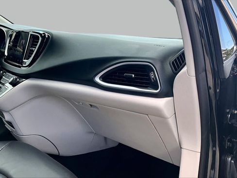 Used 2023 Chrysler Pacifica Touring-L FWD image 17