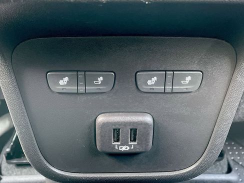 Used 2023 Chevrolet Equinox Premier image 22