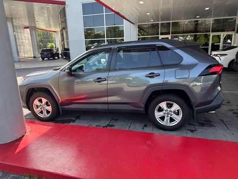 Used 2021 Toyota RAV4 XLE w/ Convenience Package FWD image 3