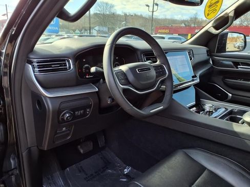 Used 2023 Jeep Wagoneer L Series II AWD/4WD image 18