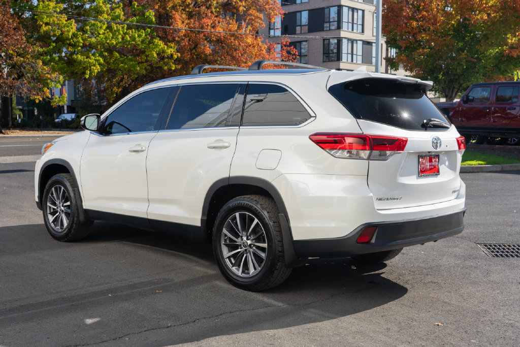 Used 2019 Toyota Highlander XLE AWD/4WD image 4
