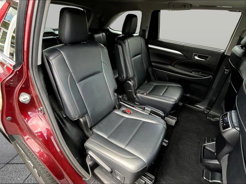 Used 2018 Toyota Highlander XLE AWD/4WD image 28