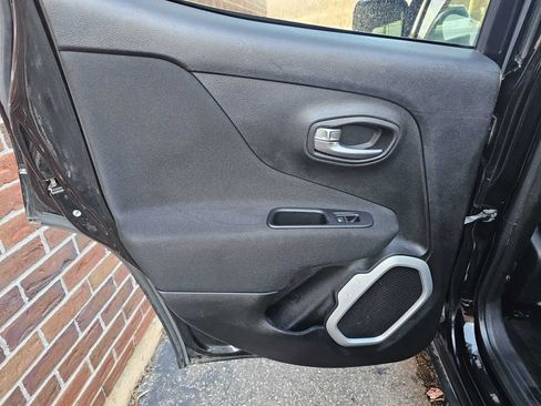 Used 2018 Jeep Renegade Latitude w/ Cold Weather Group image 7