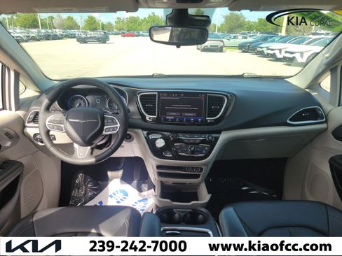 Used 2024 Chrysler Pacifica Touring-L FWD image 16
