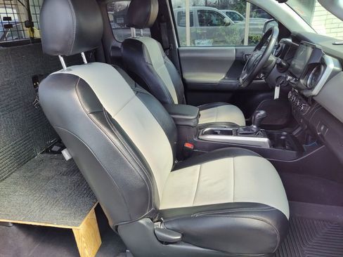 Used 2016 Toyota Tacoma SR5 w/ SR5 Appearance Package (SN) image 15