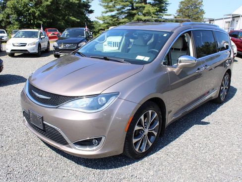Used 2017 Chrysler Pacifica Limited FWD image 2
