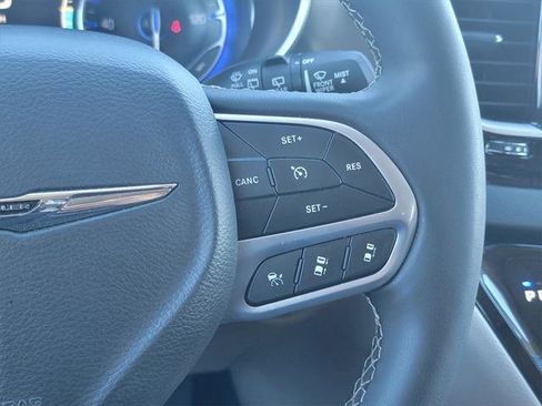 Certified 2023 Chrysler Pacifica Touring-L image 38