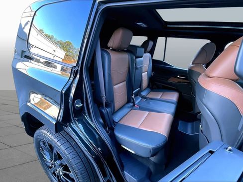 Used 2024 Lexus GX 550 w/ Accessory Package (2T) AWD/4WD image 36