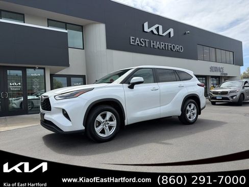 Used 2024 Toyota Highlander LE AWD/4WD image 1
