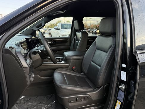 Used 2025 Chevrolet Suburban Z71 image 32